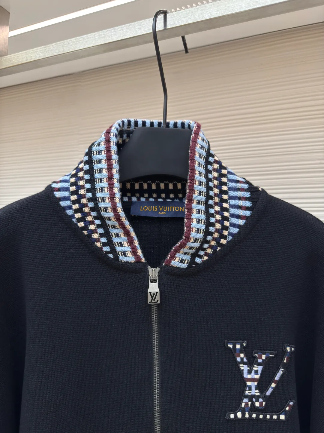 LOUIS VUITTON LOGO embroidered knitted flight jacket ●Authentic product: purchased and developed by 22349 ●Item number: 1680040-B70 ●Fabric: combed cotton yarn fabric ●Technology: knitted production ●Version: fitted version ●Weight: about 830 grams ●Size: XS-S-M-L ●Description: Made of combed cotton yarn It adopts German imported machine (SOTO) 14 knitting machine, the jacquard part adopts Japanese (Shima Seiki) 7-needle knitting, wool jacquard, imported embroidery, customized 1:1 zipper and customized 1:1 trademark. The overall wiring is straight and delicate, the fabric is comfortable and soft, and the color is consistent without color difference. It can be matched with the same style to create a fashionable look and control various occasions. Customized accessories, complete with three standards, same style for men and women!